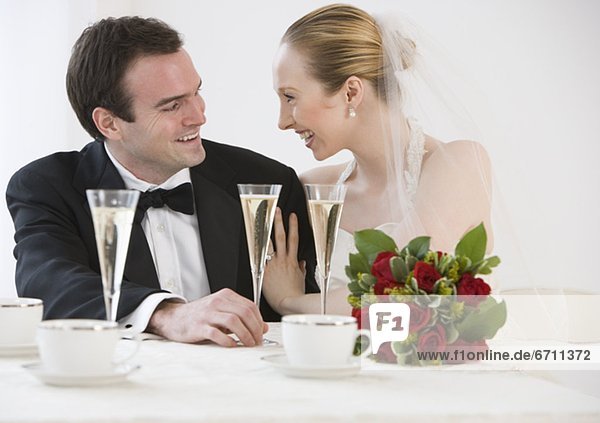 Braut und Bräutigam mit Champagner