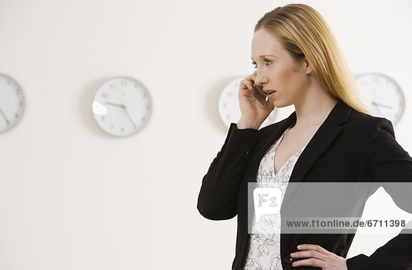 Geschäftsfrau telefoniert mit Handy