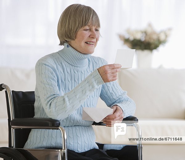 Senior  Senioren  Frau  Brief  vorlesen  Rollstuhl