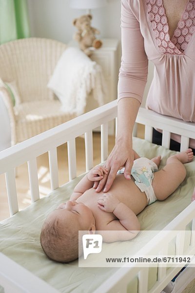 berühren  Mutter - Mensch  Baby  Gitterbett