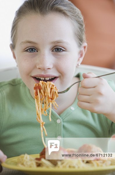 Spaghetti  Fleischbällchen  essen  essend  isst  Mädchen