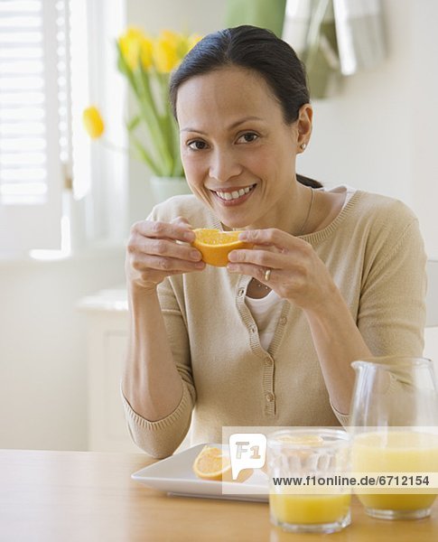 Orange  Orangen  Apfelsine  Apfelsinen  Frau  essen  essend  isst