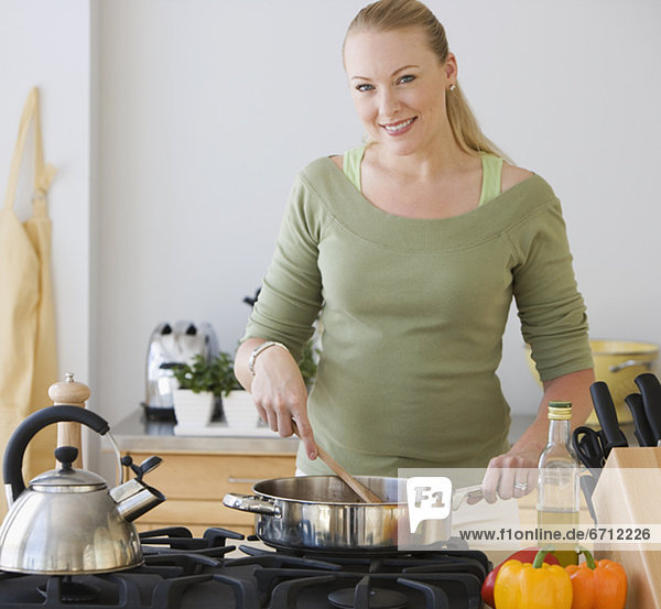 Frau in Küche kochen