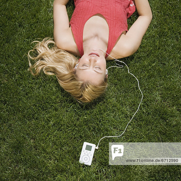 Frau  zuhören  Spiel  MP3-Player  MP3 Spieler  MP3 Player  MP3-Spieler  Gras