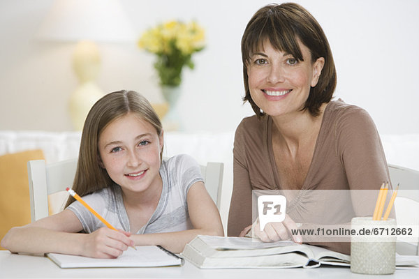 Mutter hilft Tochter bei den Hausaufgaben