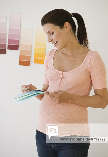 Frau  sehen  Schwangerschaft  Farbe  Farben  Stoff  bemalen
