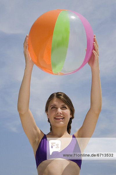 Mädchen hält Beach ball