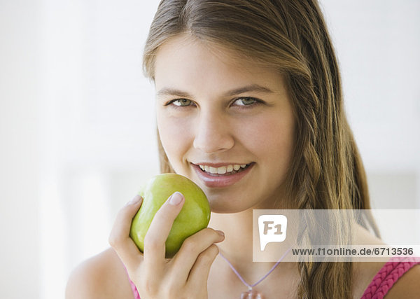 Apfel essen essend isst Mädchen