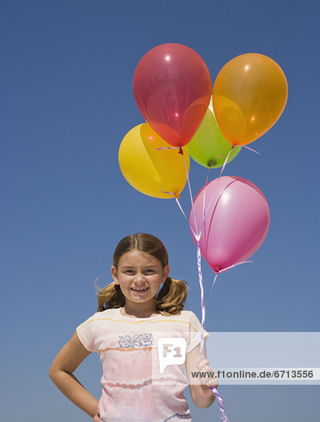 Mädchen hält Ballons