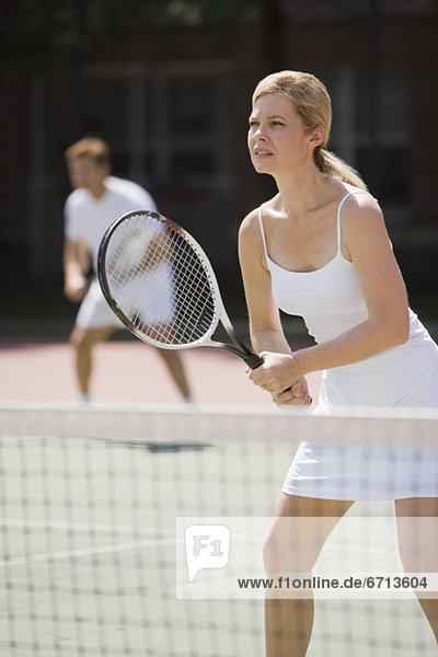 Paar spielen Tennis