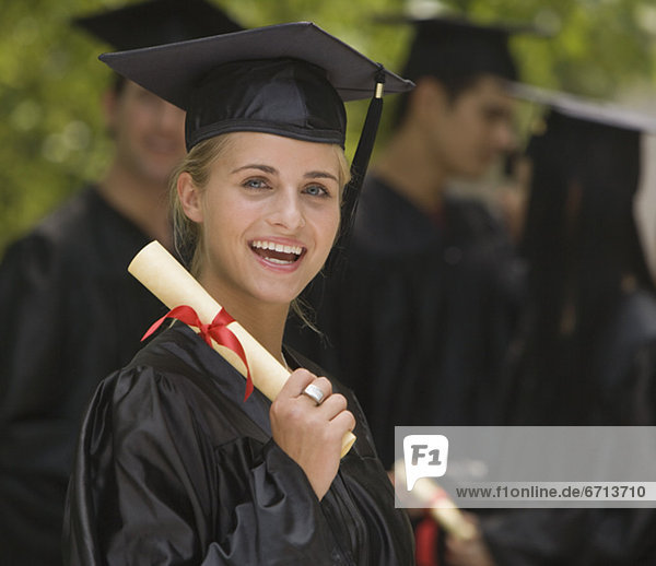 Female College-Absolvent hält Diplom