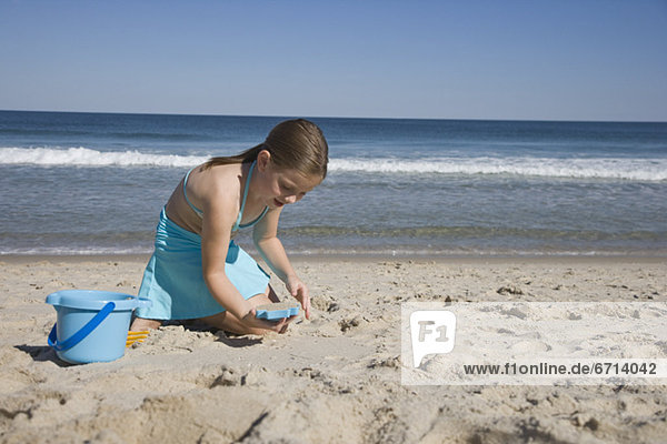 Mädchen spielen im sand
