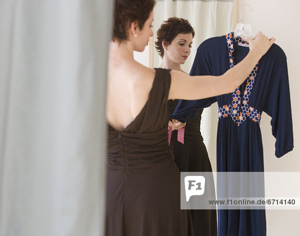 Frau blickt auf Kleid