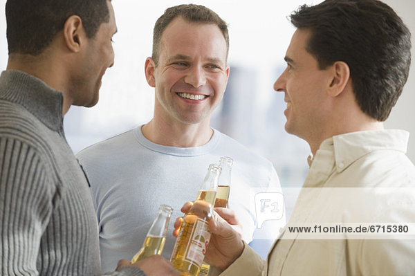 Mann  trinken  multikulturell  Bier