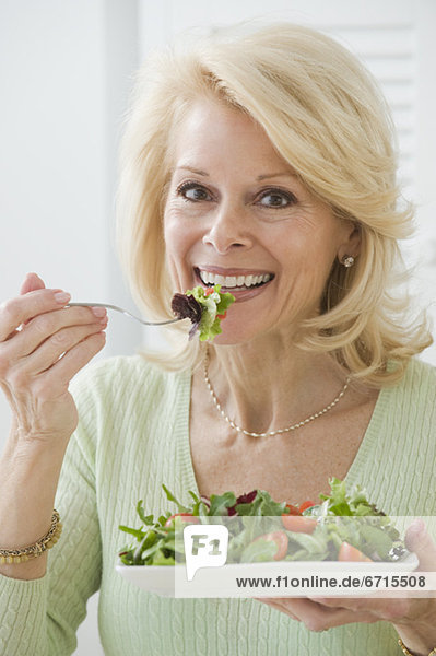 Senior Senioren Frau Salat essen essend isst