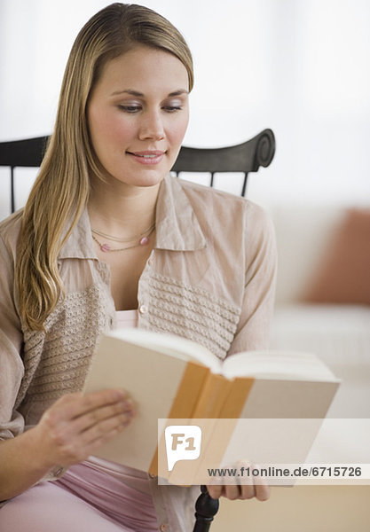 Frau liest Buch