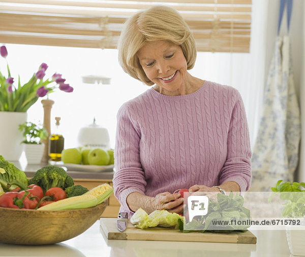 Senior Senioren Frau sehen Gemüse