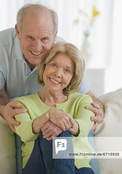 Senior  Senioren  Mann  Ehefrau  umarmen