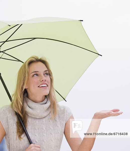 Frau  Regenschirm  Schirm  unterhalb  halten