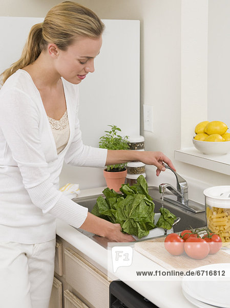 Spülbecken Frau waschen Küche Gemüse
