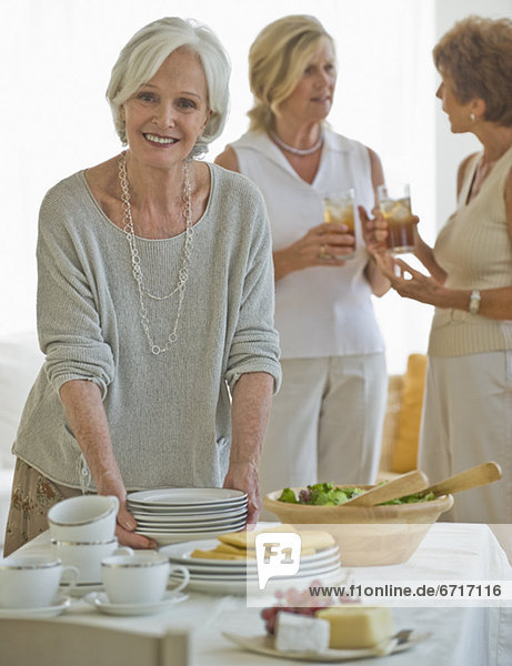 Senior Senioren Frau Mittagessen geselliges Beisammensein Knüpfen von Kontakten