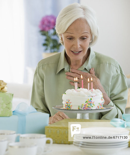 Senior  Senioren  Frau  sehen  Geburtstag  Kuchen