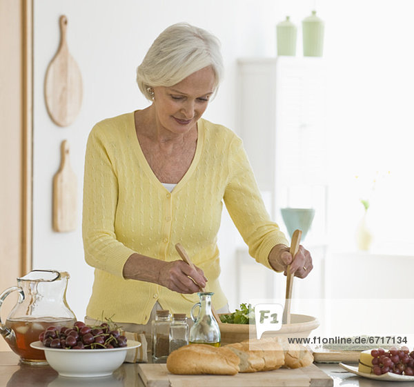 Senior Senioren Frau werfen Salat