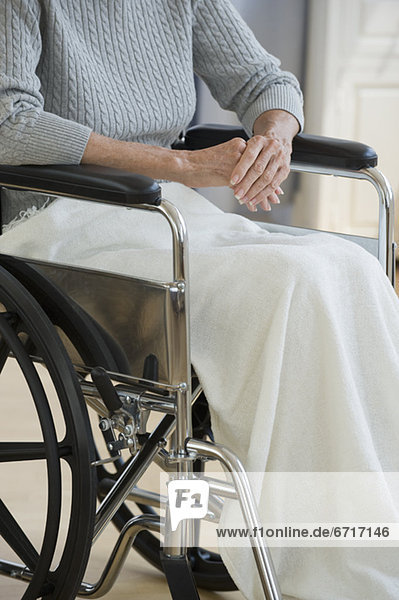 sitzend Senior Senioren Frau Rollstuhl