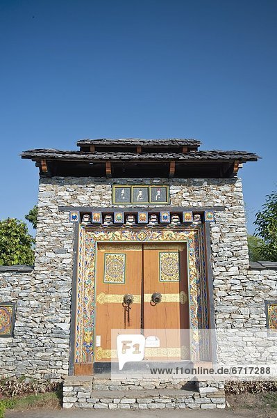 Felsbrocken  Wand  Tür  streichen  streicht  streichend  anstreichen  anstreichend  Bhutan