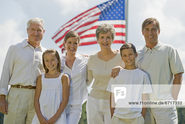 Pose  frontal  Fahne  amerikanisch  Mehrgenerationen Familie