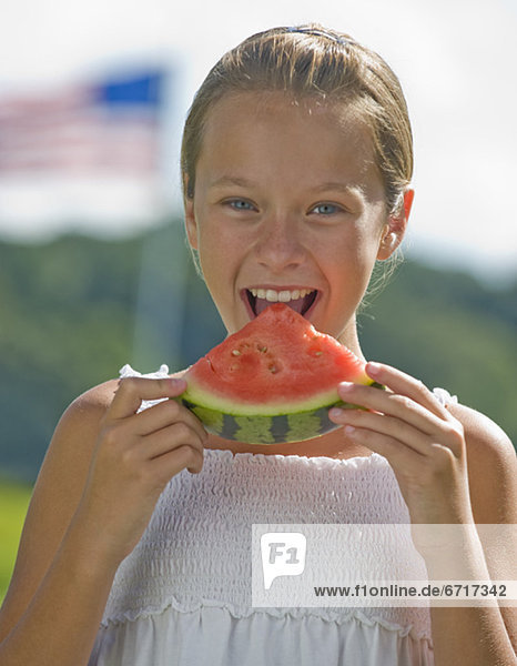 Außenaufnahme  Wassermelone  essen  essend  isst  Mädchen  freie Natur