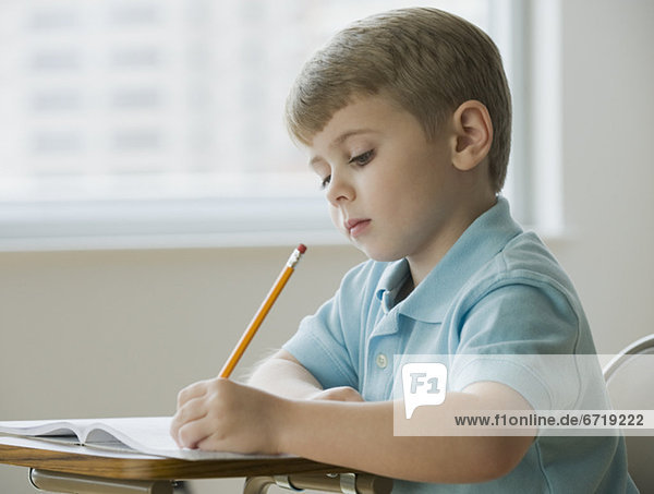 Boy schreiben im Klassenzimmer