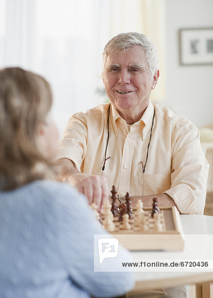 Senior Senioren Schach spielen