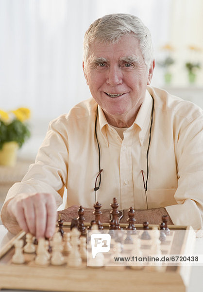 Senior Senioren Mann Schach spielen