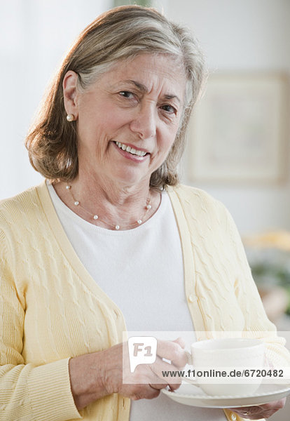 Senior Senioren Frau trinken Tee