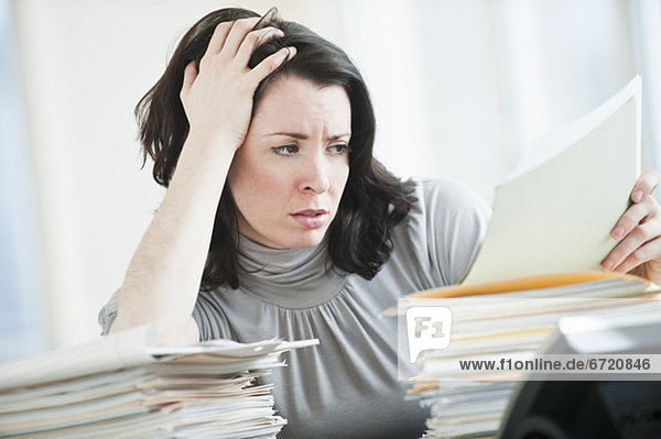 Frau  Büro  Streß  Business  Schreibarbeit  vorlesen