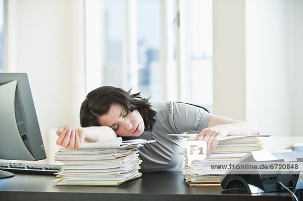 Frau  Schreibtisch  Büro  schlafen  Business  Schreibarbeit