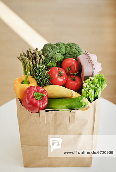Papier  Tasche  Gemüse  füllen  füllt  füllend