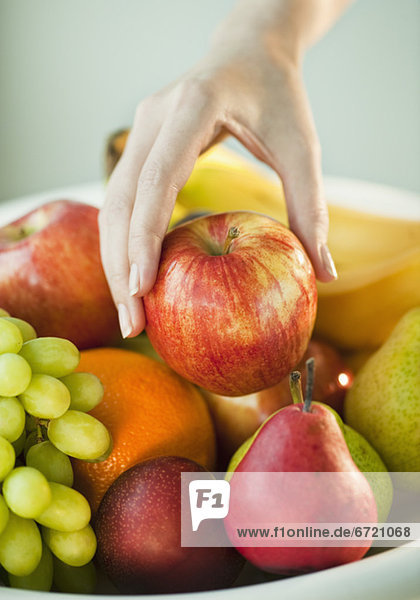 Frau  nehmen  Frucht  Apfel