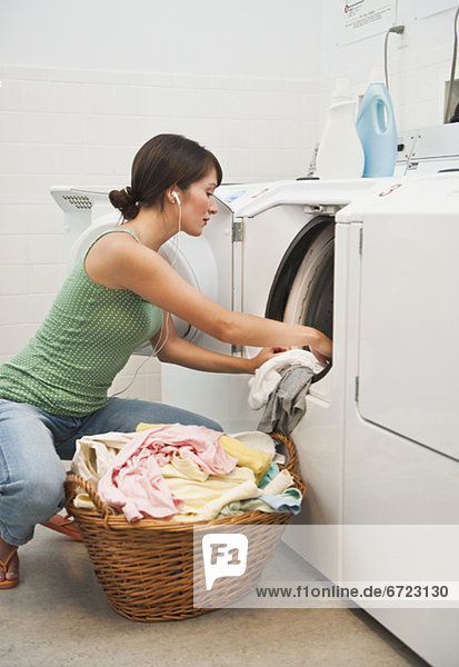 Frau  Kleidung  waschen