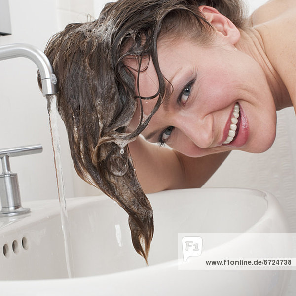 Frau waschen Haar