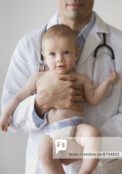 Arzt  halten  Baby