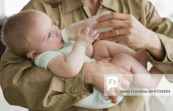 Soldat  Baby  Flasche  füttern