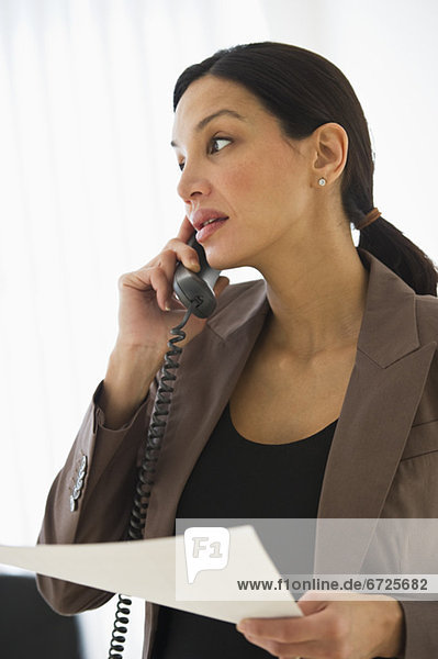 geschäftsfrau Gespräch auf Telefon im Büro