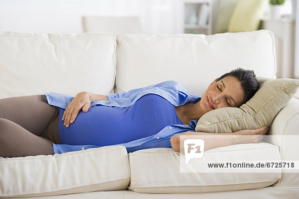 Frau dösen Schwangerschaft Couch