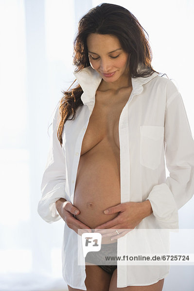 Schwangere Frau hält ihren Babybauch