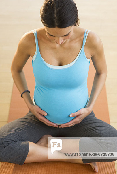 Schwangere bei einer Yogaübung