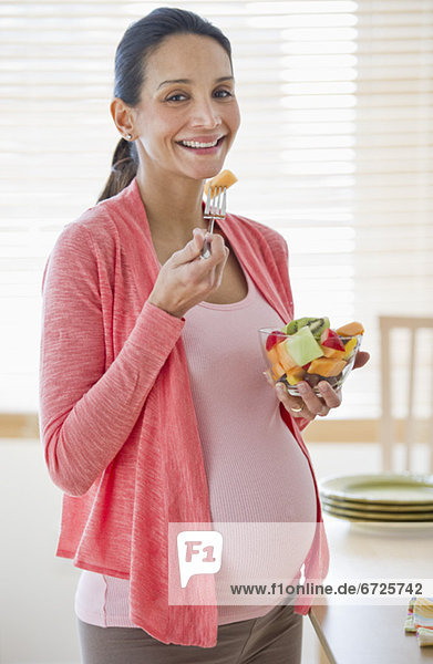 Frau  Frucht  Schwangerschaft  Schüssel  Schüsseln  Schale  Schalen  Schälchen  essen  essend  isst