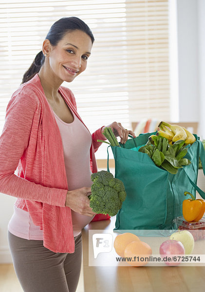 Frau Lebensmittelladen verpacken Schwangerschaft