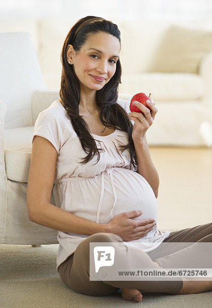 Schwangere Frau einen Apfel Essen